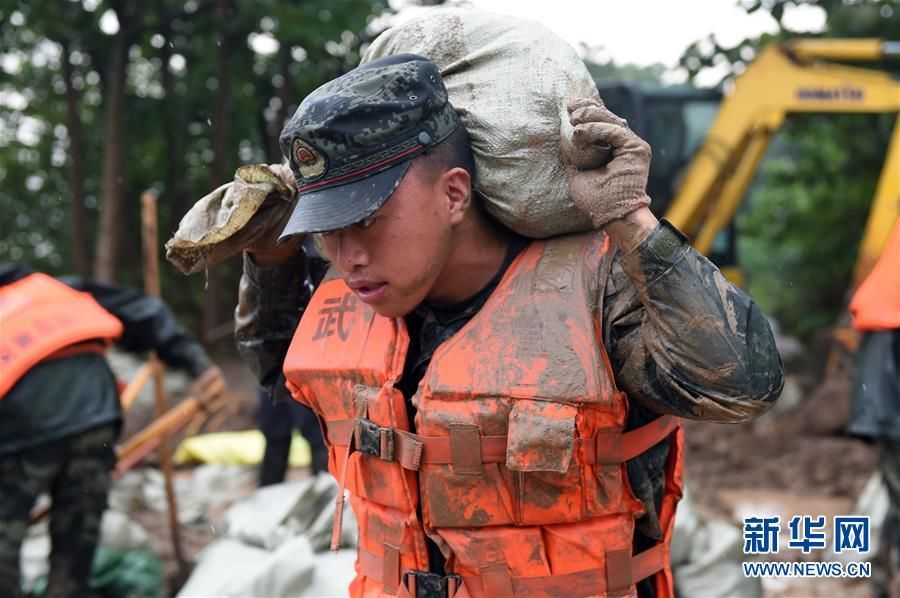 武警安徽总队马鞍山|安徽和县：加固河堤保安全