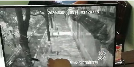  陈某某|凌晨，19岁男子横穿马路被一台捷豹车当场撞死，肇事司机无证酒驾慌乱中弃车跑路