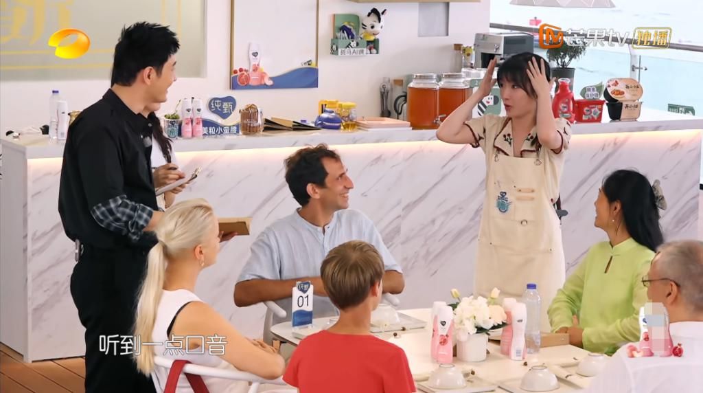  露怯|《中餐厅4》接待外国贵宾，赵丽颖露怯不敢答话，李浩菲举动得体