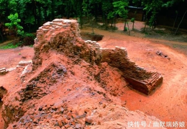  挖出|千年的雷峰塔倒塌: 武警警戒, 一片废墟中, 挖出一重大发现