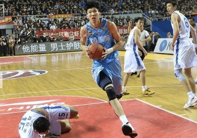 边线球|周琦不就一个边线球失误吗?为什么没人尊重他,态度懒散是最致命