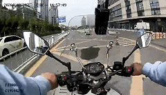  原本|杭州一男子从5楼跌下满头是血，紧急时刻，交警一路开道，原本要花20分钟的路只用了5分钟