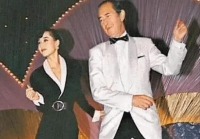  嘲讽|?当年李连杰赴美风光迎娶利智，港媒10字嘲讽让他羞愧难当、颜面扫地