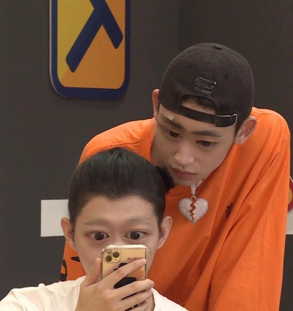  驾到|凑热闹的小鬼看3D图片看了个寂寞 《新手驾到》新鲜花絮掉落