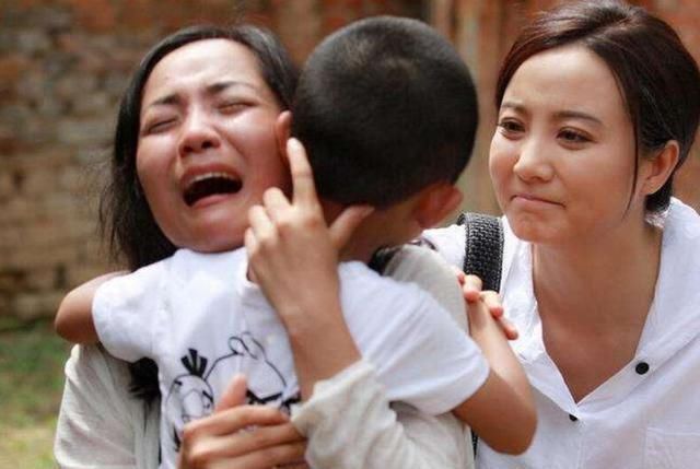 套路|人贩子又有“新套路”,家长带娃时遇见这3种人,能避开就避开
