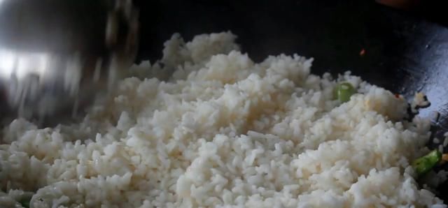  焖饭|大厨教你用豆角做懒人焖饭，简单又美味，看得流口水