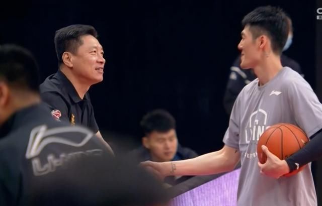 CBA|最强全华班半场虐双外20分,本土双王轰33+8+8,CBA尼克斯被打爆