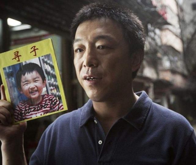 行乞|男子抱着小女孩街头行乞,路人看清他手上的小动作后,果断报警
