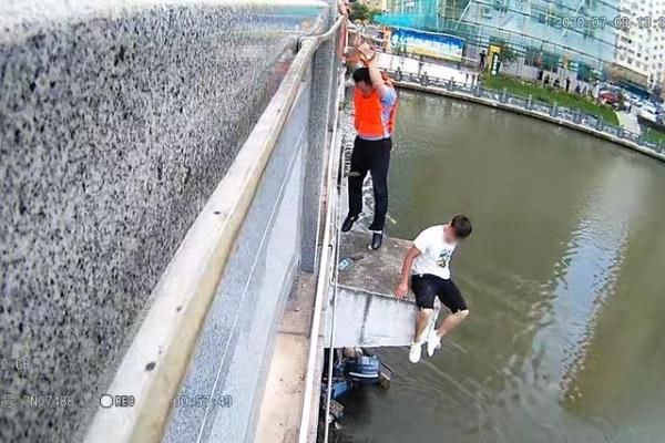  拉住|拉住他，不放手！