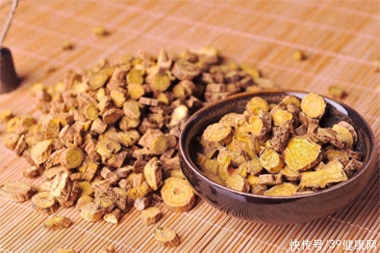 目前哪些中药对肝脏损害最大(这5类中药会对肝脏造成损害，别再乱吃了，部分国外早已禁用)