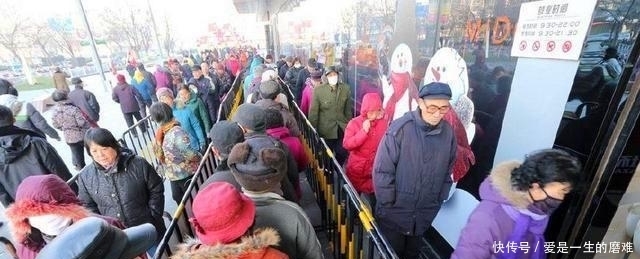 兑换|中国式免费大军：为兑换一枚鸡蛋排队一公里，贪小便宜丢脸了吗？