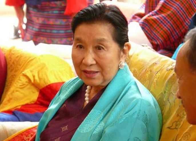  西哈努克国|同样是王后，诗丽吉比莫尼克哪个更幸福？最幸福的却另有其人