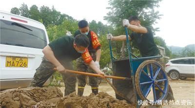 让党旗在防汛抗洪救灾一线高高飘扬