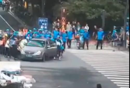  动图|【动图】数十名外卖小哥11秒抬车救人，事发当时正在集中开会