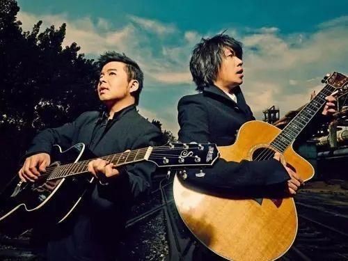  油腻|40岁就不能歌唱青春了吗？说水木年华油腻？你根本没那个资格！