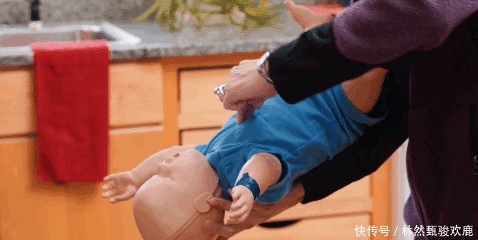  异物|宝宝误吞异物窒息，海姆立克急救法怎么操作？