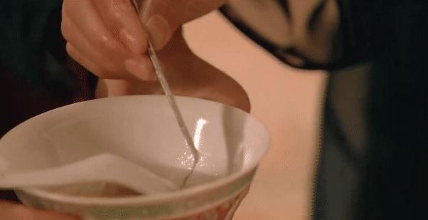  发后|甄嬛传：孟静娴毒发后，甄嬛的碗里为何只剩半碗汤羹？