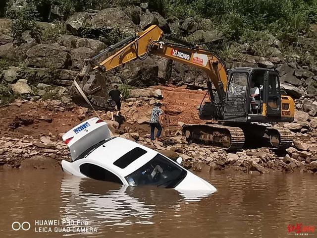  故意|四川巴中车辆坠河 男子逃生女子身亡 警方：以涉嫌故意杀人案侦办