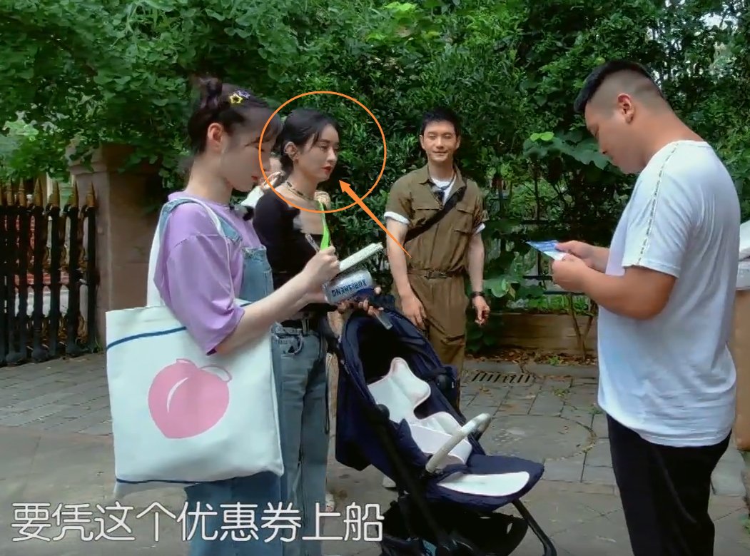  嘉宾们|黄晓明李浩菲都在专心揽客，赵丽颖却不一样，这举动我没看错吧