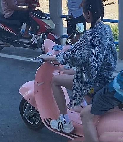  吴宣仪|吴宣仪节目电动车载男生玩，谁注意对方的举动？为了避嫌太拼了