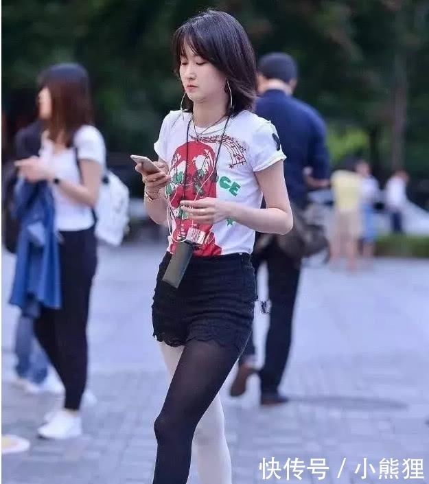  疯狂|“左边天使，右边魔鬼”让00后疯狂的“阴阳袜”，网友：贼丑！