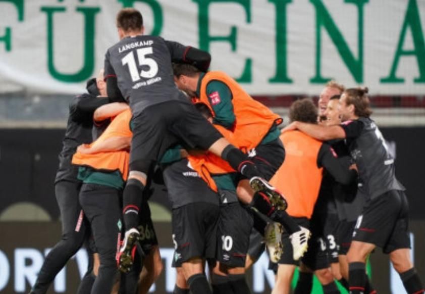  球迷|一场2-2踢出神剧本：第2分钟乌龙+补时5分钟连入2球 球迷：太假了