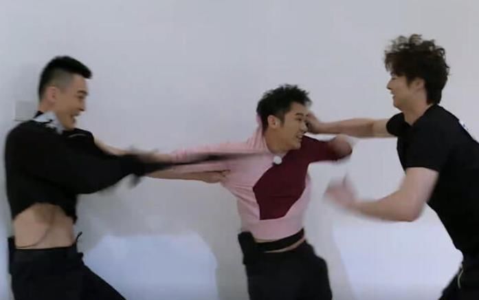 连李晨|跑男最强撕名牌选手,连李晨都被按在地上摩擦,得知身份后:难怪!