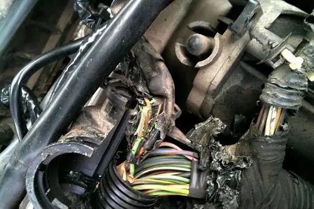  自燃|象山6天4辆车自燃丨某村出纳挪用资金14次，获刑六个月！