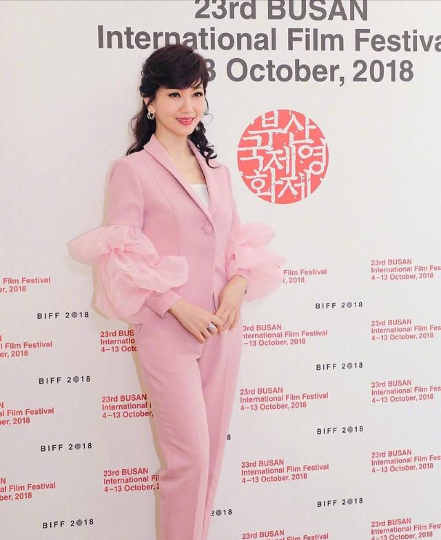  T恤|女人50岁以后，尽量少穿T恤，学赵雅芝这样穿，时髦还减龄