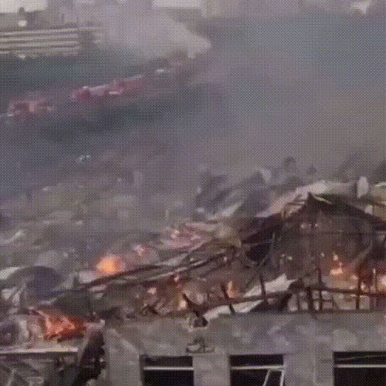  漏油|【突发】又是槽罐车侧倾漏油！近百名消防员赶赴现场处置