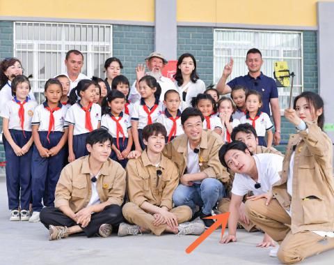 宝藏|《宝藏行》晒最新合照,郭京飞蹲地上,秦昊盘腿坐,谁注意杨超越