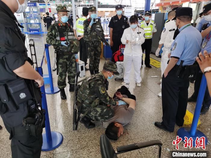 机场|武警哨兵第一时间制服一冲闯浦东机场安检门男子