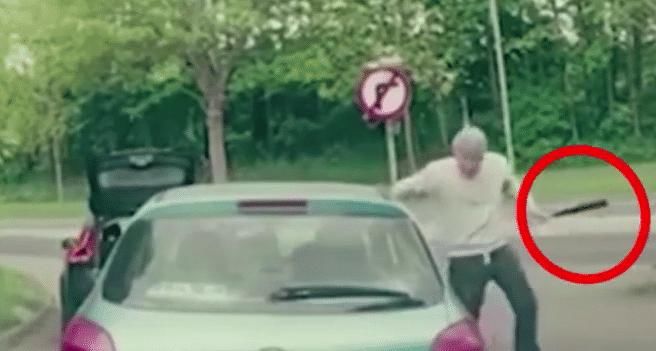 大快人心|路怒症男子棒球棍砸车，却遇到格斗高手，结果大快人心