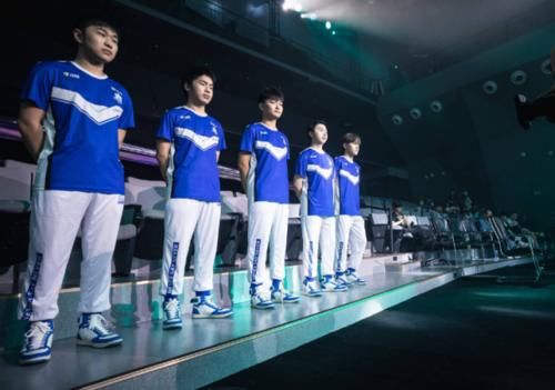  低迷|猫神状态低迷，走位“下饭”，刚秀了一波就开始飘了？