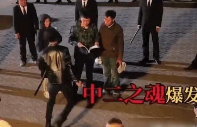  导演|王一博拿道具刀吓导演，导演佯怒，王一博为何得众导演喜欢