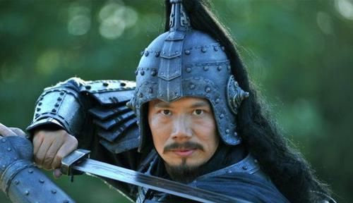 统帅|周瑜贵为全军统帅，为何会在两军阵前被射伤，原因并不复杂