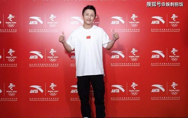  身影|邹市明一家四口合照未见三胎儿子身影，大儿子身高直窜快追上妈妈