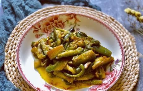  锅里|炒茄子先放油是不对的，学会饭店的做法，软嫩不油腻 收藏了