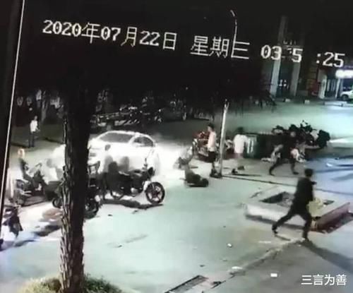  发生|网约车司机与乘客发生纠纷，司机掉头冲撞乘客！真不值得这样做！