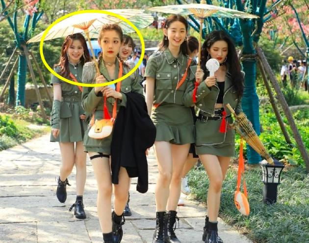 少女|希林娜依高没朋友，当硬糖少女C位自己走，陈卓璇郑乃馨手牵手