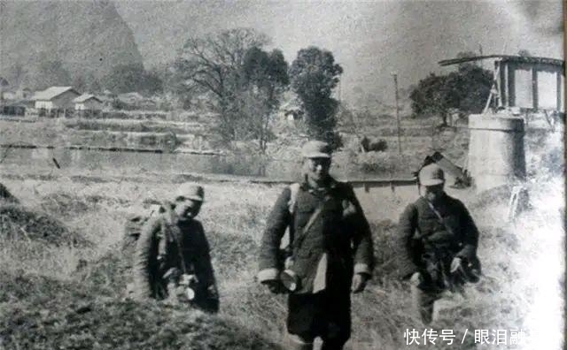  场景|罕见老照片！还原化妆后的日军士兵欺骗我军守桥士兵的场景