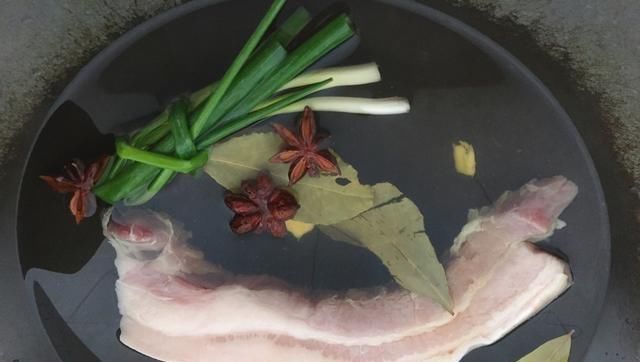  猪肉|这是吃五花肉的新方法，这是用水和大蒜煮的，他很肥但不油腻
