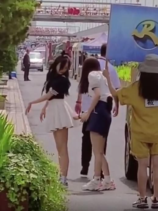  娜比|欧阳娜娜的冷白皮有多绝？与吴宣仪同穿学生裙，小腿仿佛开了反光特效