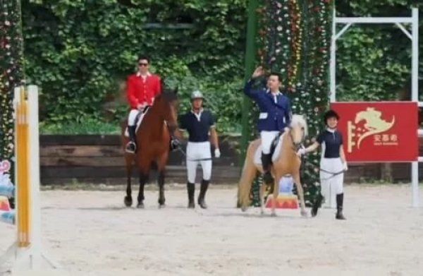 郑恺|郑恺邀女编导坐海盗船,意外暴露女生颜值,网友:这谁不想娶?