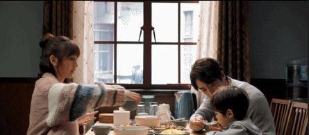 爸爸|爸爸穿“工作装”参加家长会, 惹其他家长围攻: 孩子的脸往哪放?