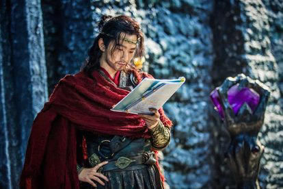  节目中|杨洋寸头亮相综艺，脱妆后却意外展露真实颜值，脸上的瑕疵却是敬业的标志！