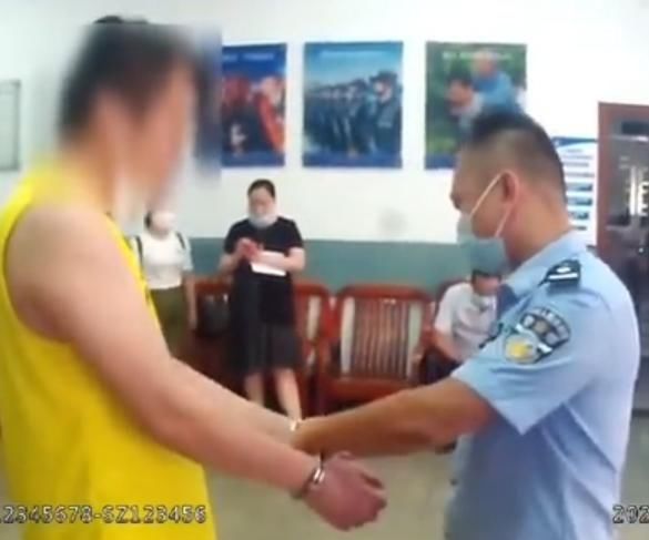  回望|男子在女儿出生第二天自首，临别摸头回望不舍，想告诉女儿爸爸是个愿意担责的人