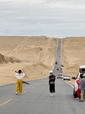 照片|拿命换照片？游客扎堆＂网红＂公路拍照险被撞