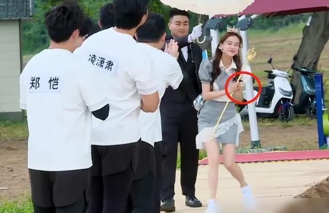  跑男|杨颖的新手机壳火了，看清它背后的图案后，原来你是这样的baby