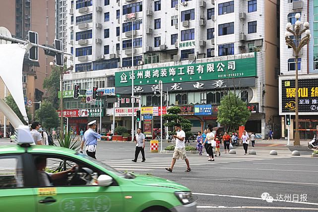 头盔|长记性呀！带娃横穿马路，偏离斑马线，有头盔不戴…69人被罚！